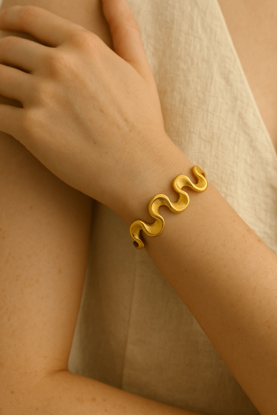 Wavy gold bracelet
