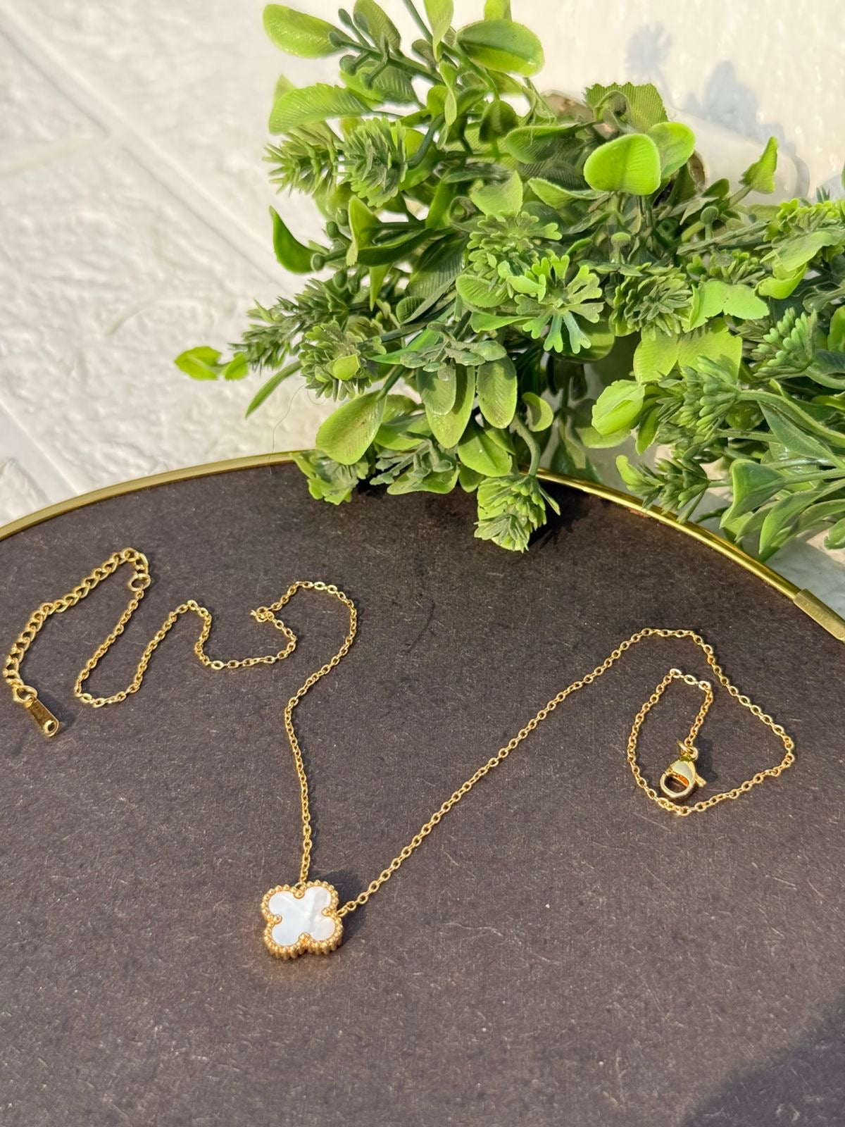 Mother of pearl clover pendant necklace