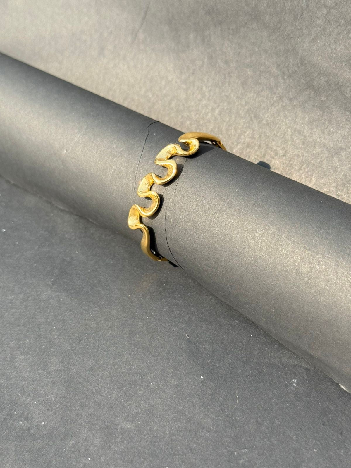 Wavy gold bracelet