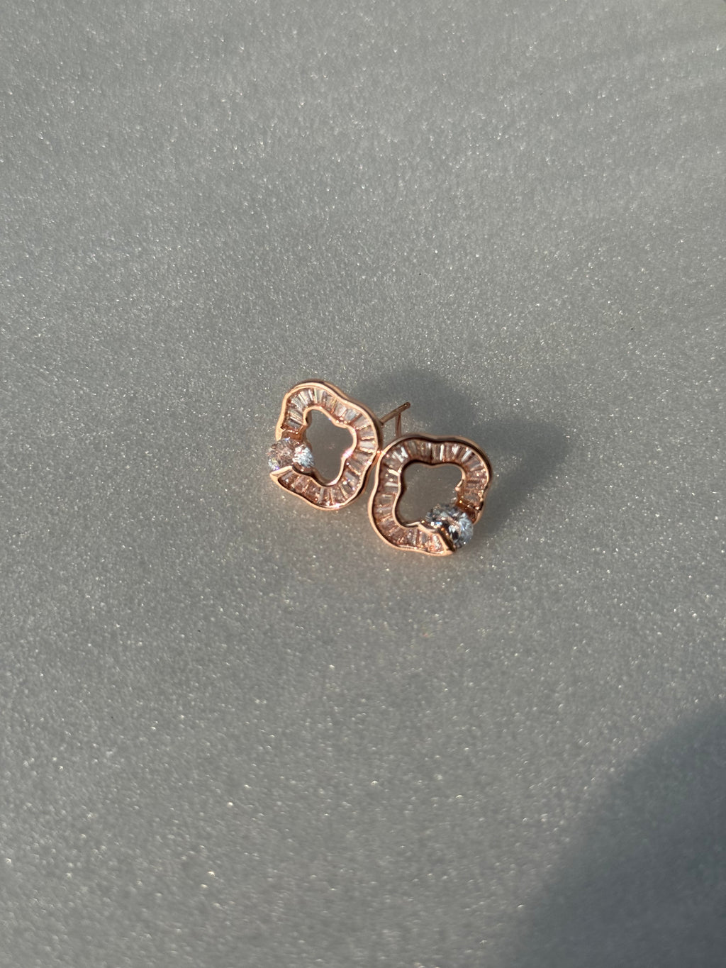 Open clover stud earrings