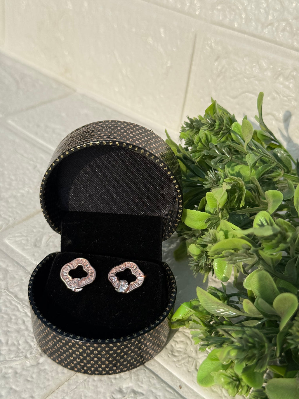 Open clover stud earrings